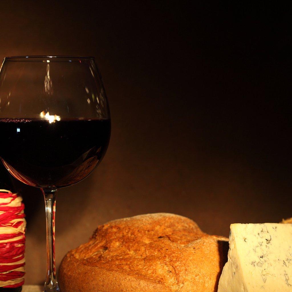 Обои бокал, лук, сыр, хлеб, вино, бутылка, красное, чеснок, glass, bow, cheese, bread, wine, bottle, red, garlic разрешение 1920x1080 Загрузить