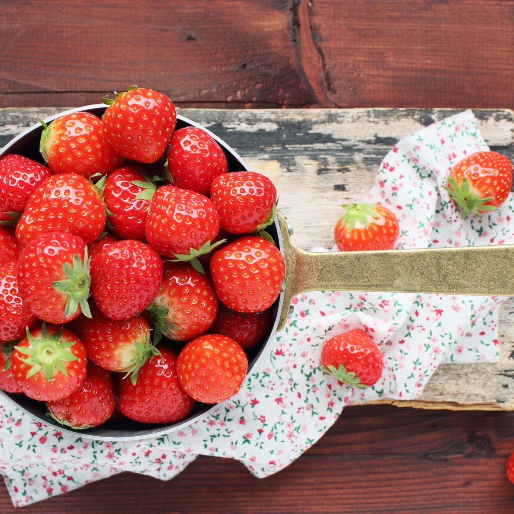 Обои ягода, клубника, ягоды, ковшик, berry, strawberry, berries, scoop разрешение 5184x3456 Загрузить