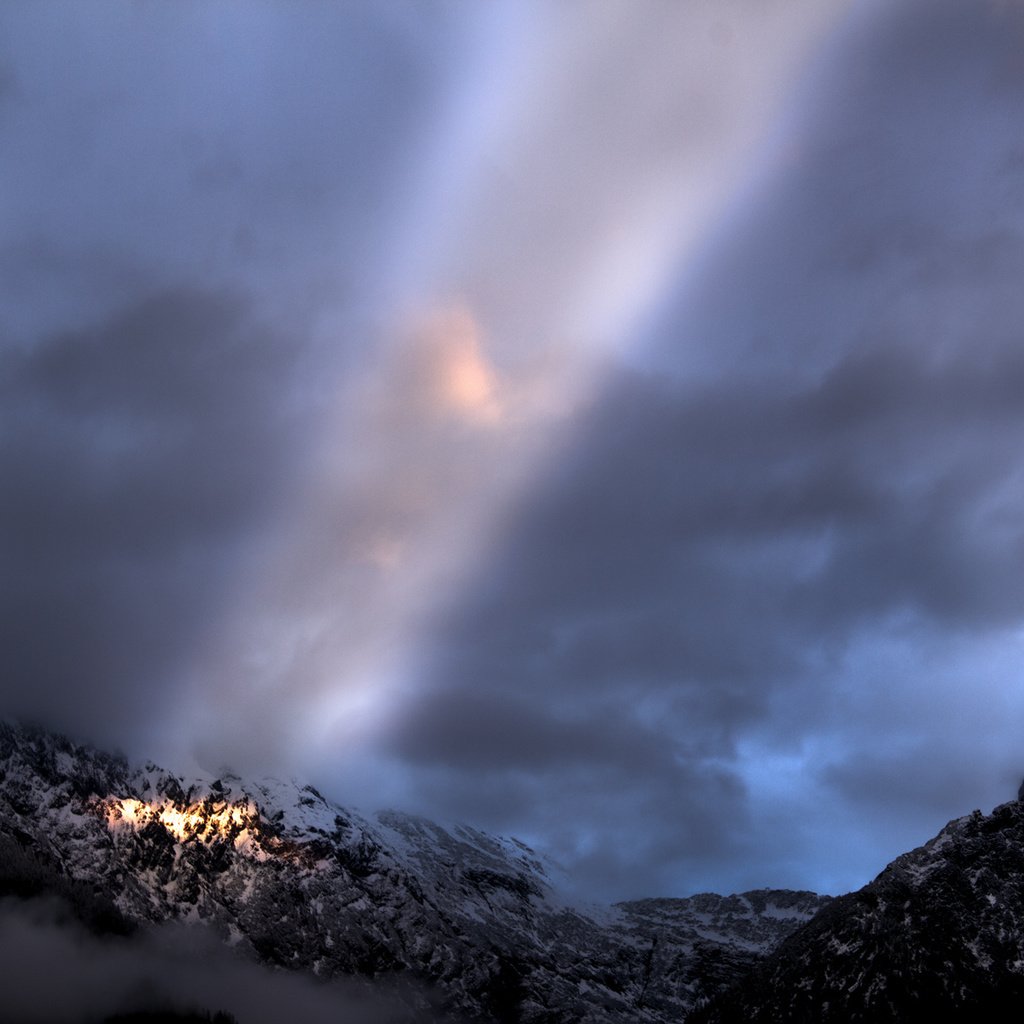 Обои небо, горы, снег, тучи, луч, просвет, the sky, mountains, snow, clouds, ray, clearance разрешение 1920x1200 Загрузить