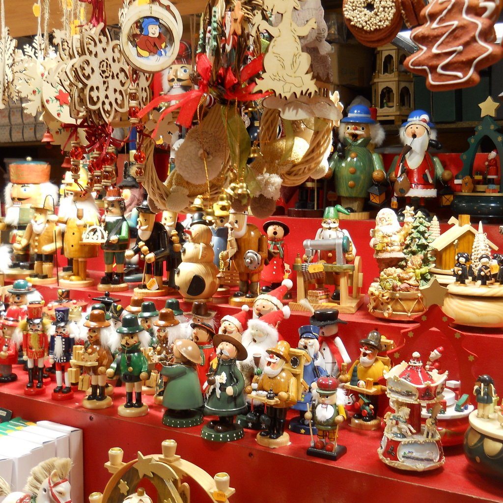 Обои новый год, коробки, снежинки, встреча нового года, рождественская, подарки, пряники, игрушки, игрушками, праздник, щелкунчики, снеговики, подсвечники, лавка, карусели, санта клаус, new year, box, snowflakes, christmas, gifts, gingerbread, toys, holiday, nutcrackers, snowmen, candlesticks, shop, the carousel, santa claus разрешение 3264x2448 Загрузить