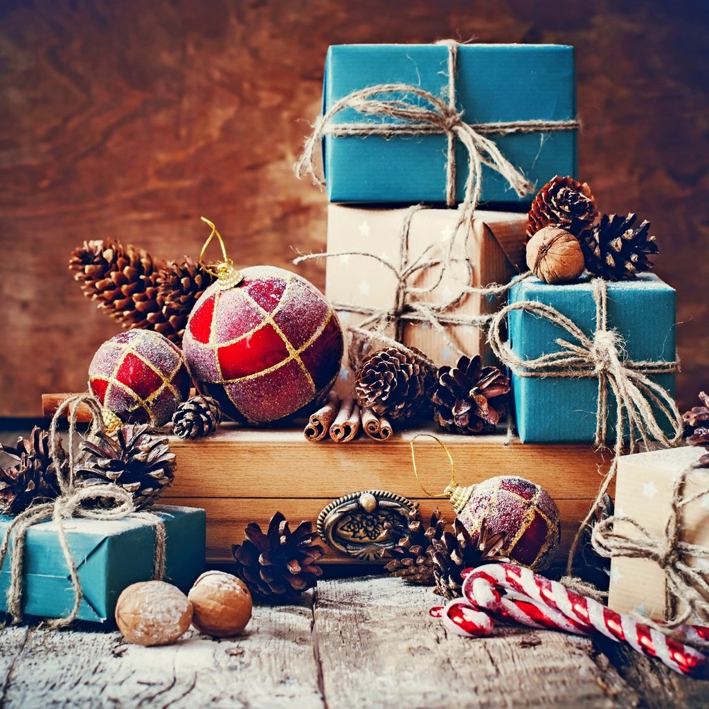 Обои новый год, шары, ретро, подарки, рождество, шишки, дары, встреча нового года, елочная, new year, balls, retro, gifts, christmas, bumps разрешение 3604x2592 Загрузить