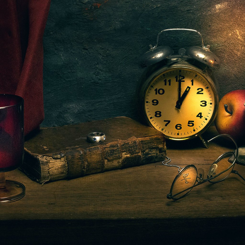 Обои очки, часы, кольцо, яблоко, свеча, книга, натюрморт, time immortal, glasses, watch, ring, apple, candle, book, still life разрешение 2000x1333 Загрузить