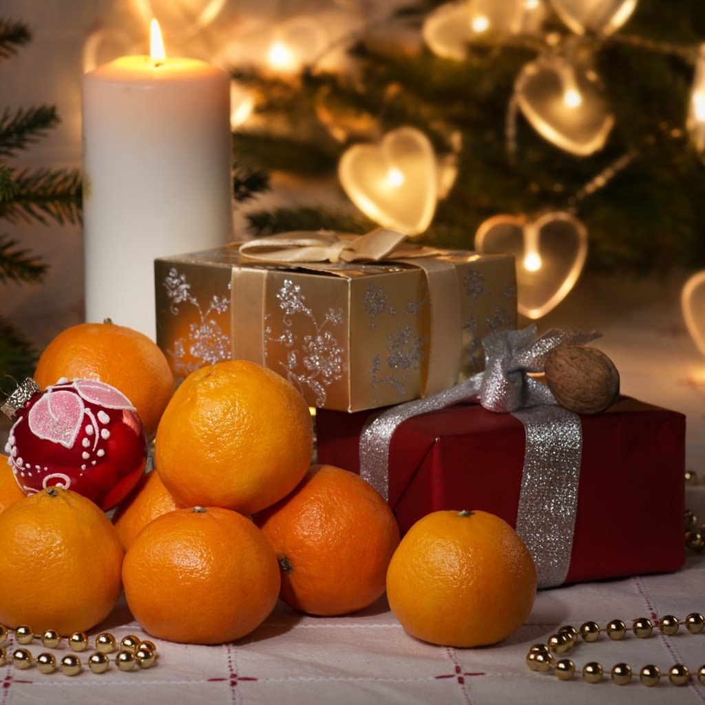 Обои подарки, ель, игрушки, свеча, праздник, мандарины, коробки, gifts, spruce, toys, candle, holiday, tangerines, box разрешение 2400x1564 Загрузить