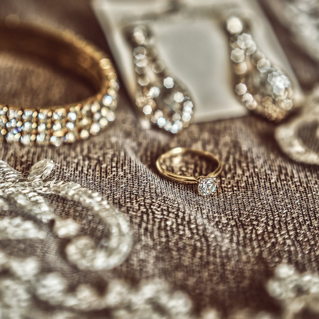 Обои кольцо, браслет, золото, украшение, драгоценности, сёрьги, ювелирные украшения, ring, bracelet, gold, decoration, jewelry, earrings разрешение 1920x1080 Загрузить