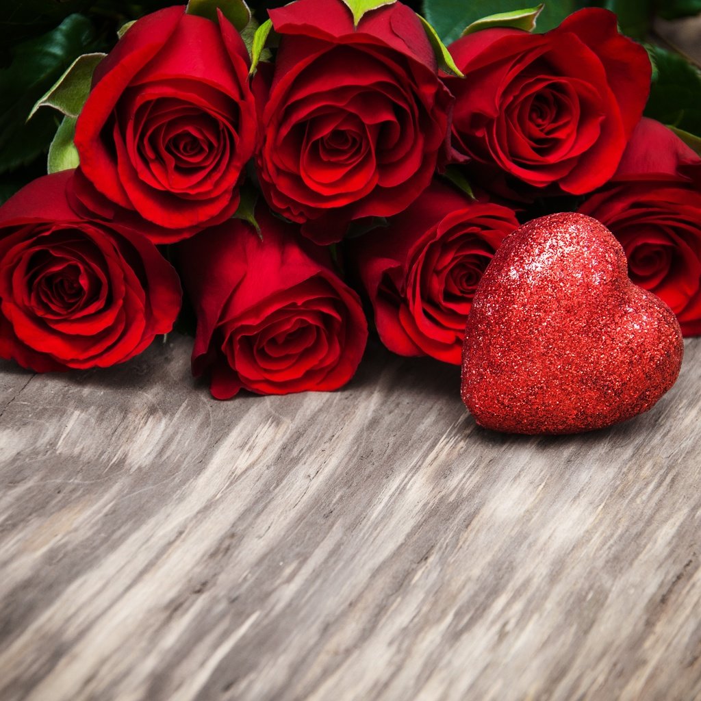 Обои бутоны, красные розы, розы, сердечка, романтик, valentine`s day, краcный, день святого валентина, дерева,  цветы, роз, влюбленная, love, buds, red roses, roses, heart, romantic, red, valentine's day, wood, flowers разрешение 3968x2681 Загрузить