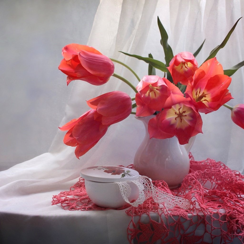 Обои цветы, букет, тюльпаны, ваза, салфетка, натюрморт, flowers, bouquet, tulips, vase, napkin, still life разрешение 1920x1274 Загрузить