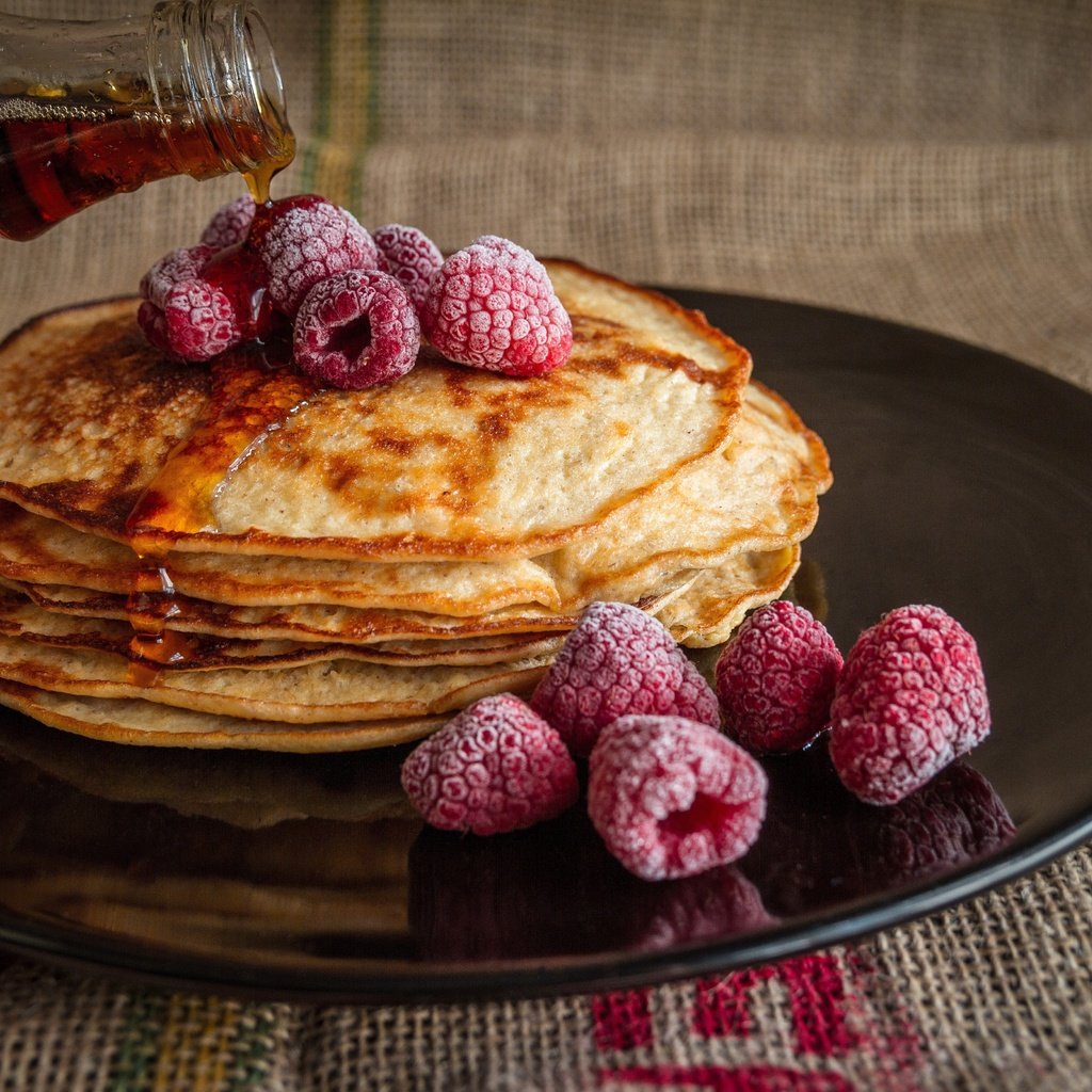 Обои малина, ягоды, блинчики, блины, сироп, raspberry, berries, pancakes, syrup разрешение 5184x3262 Загрузить