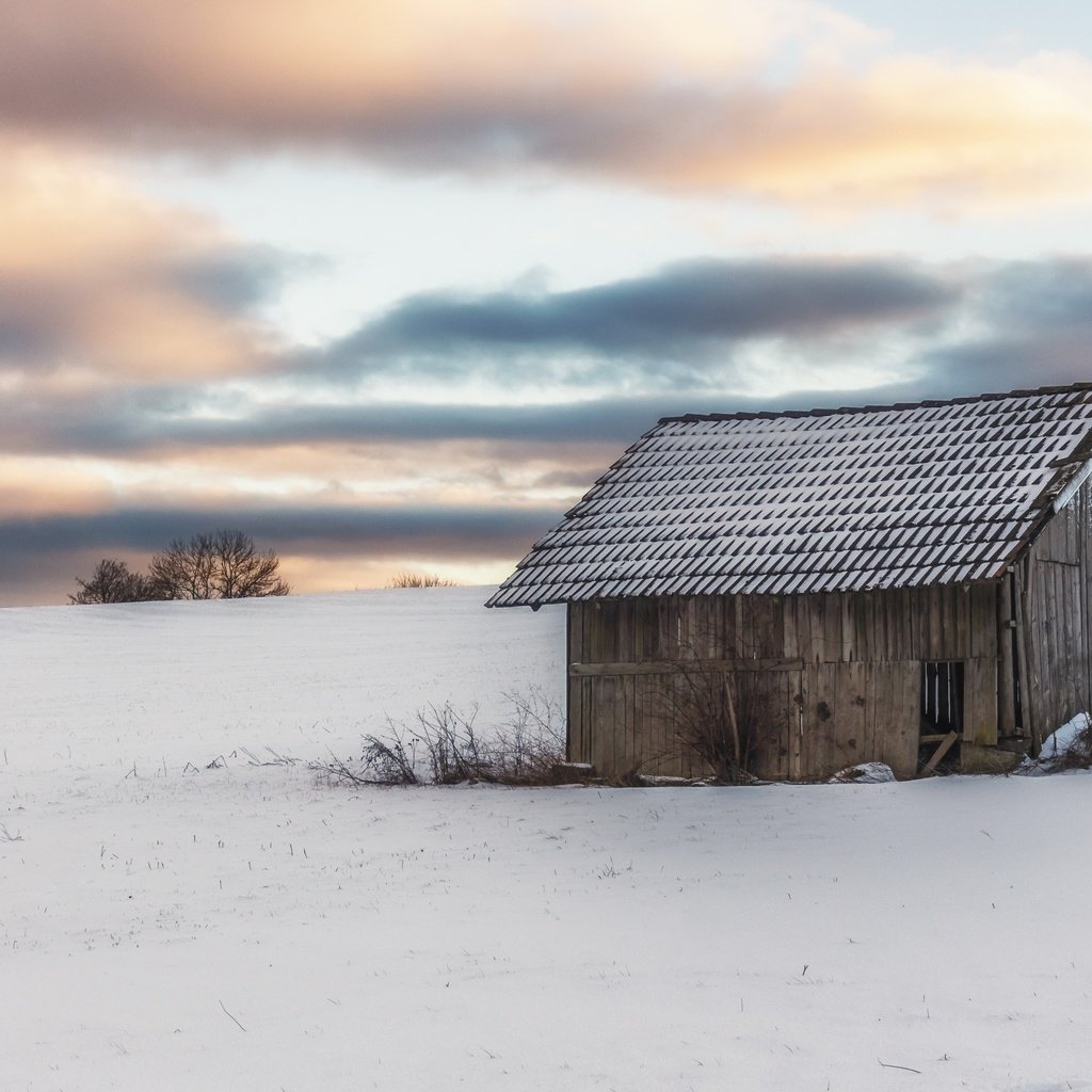 Обои небо, облака, снег, зима, поле, горизонт, дом, the sky, clouds, snow, winter, field, horizon, house разрешение 2880x1800 Загрузить