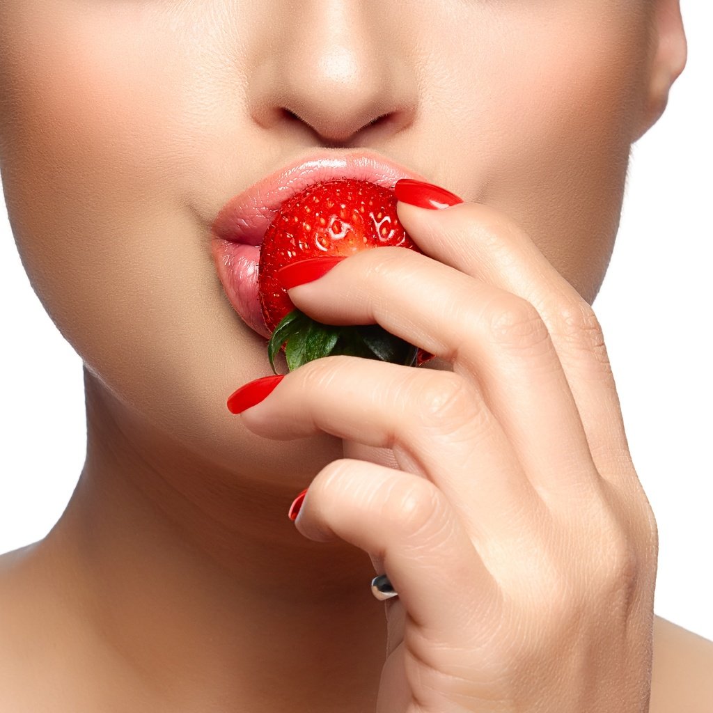 Обои рука, девушка, фон, клубника, губы, лицо, hand, girl, background, strawberry, lips, face разрешение 8000x5277 Загрузить