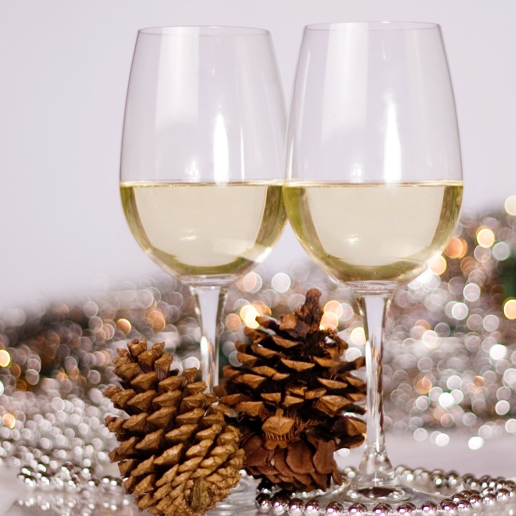 Обои новый год, бусы, бокалы, рождество, шишки, шампанское, new year, beads, glasses, christmas, bumps, champagne разрешение 2880x1800 Загрузить