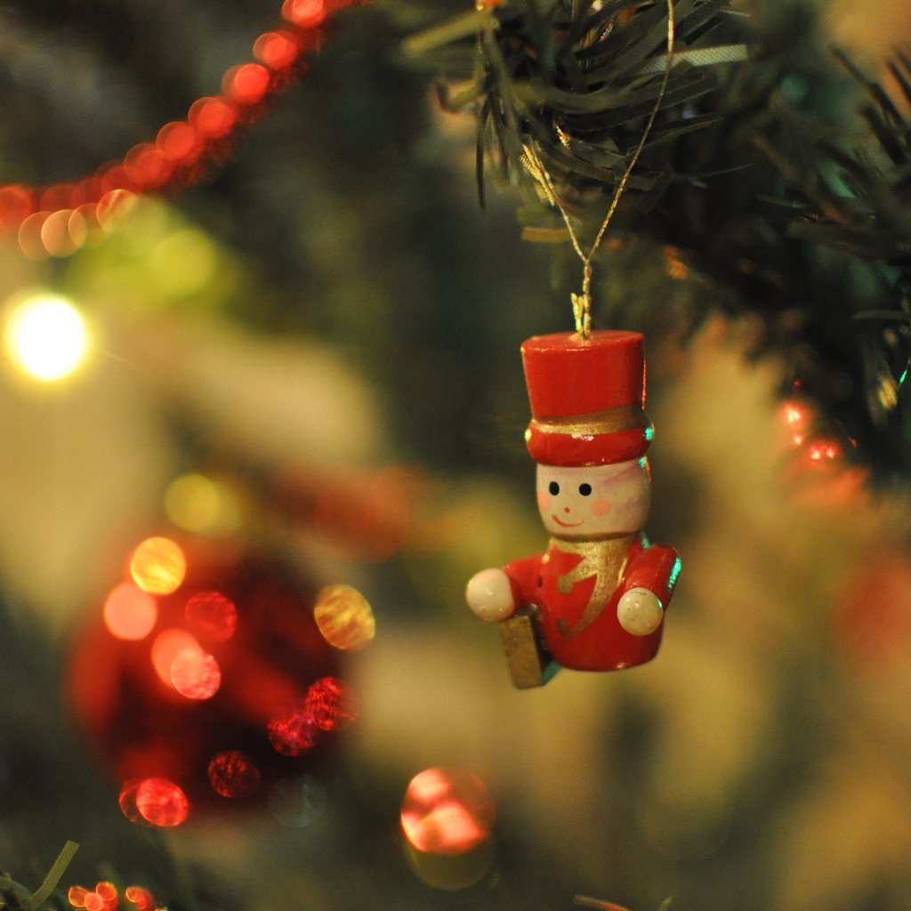 Обои новый год, елка, украшения, игрушка, рождество, фигурка, new year, tree, decoration, toy, christmas, figure разрешение 2880x1800 Загрузить