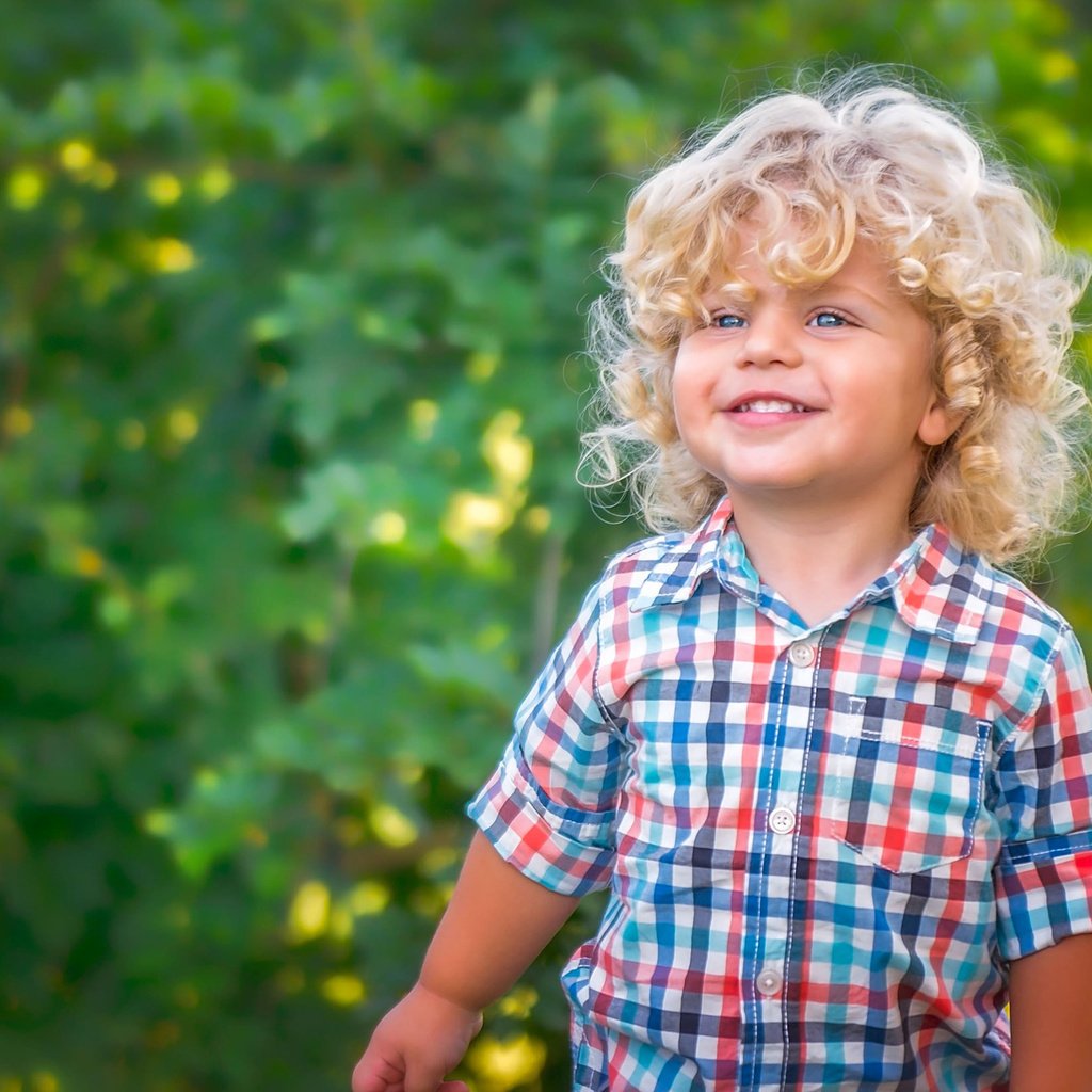 Обои улыбка, взгляд, волосы, лицо, ребенок, мальчик, smile, look, hair, face, child, boy разрешение 2880x1800 Загрузить