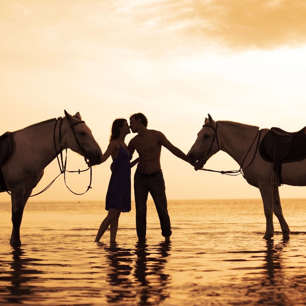 Обои закат, девушка, пляж, лошади, мужчина, поцелуй, влюбленная, sunset, girl, beach, horse, male, kiss, love разрешение 2560x1600 Загрузить