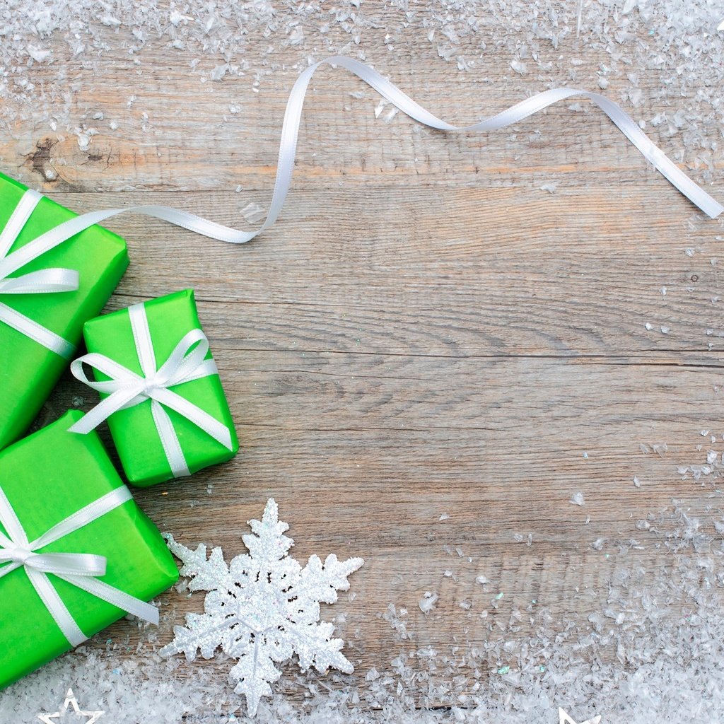 Обои новый год, подарки, лента, рождество, снежинка, искусственный снег, деревянная поверхность, new year, gifts, tape, christmas, snowflake, artificial snow, wooden surface разрешение 2000x1334 Загрузить