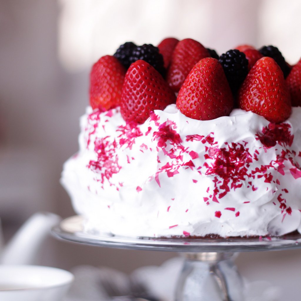 Обои клубника, ягоды, сладкое, торт, десерт, ежевика, крем, strawberry, berries, sweet, cake, dessert, blackberry, cream разрешение 2048x1365 Загрузить