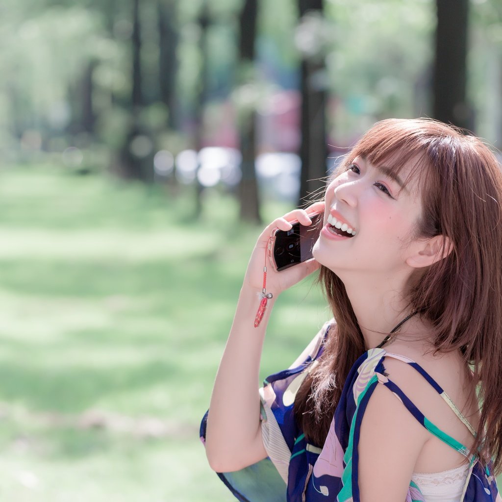 Обои девушка, телефон, азиатка, смех, боке, girl, phone, asian, laughter, bokeh разрешение 5760x3840 Загрузить