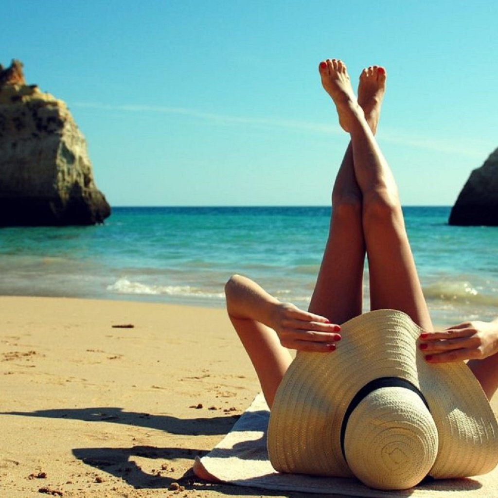 Обои девушка, море, пляж, ноги, шляпа, girl, sea, beach, feet, hat разрешение 2430x1518 Загрузить