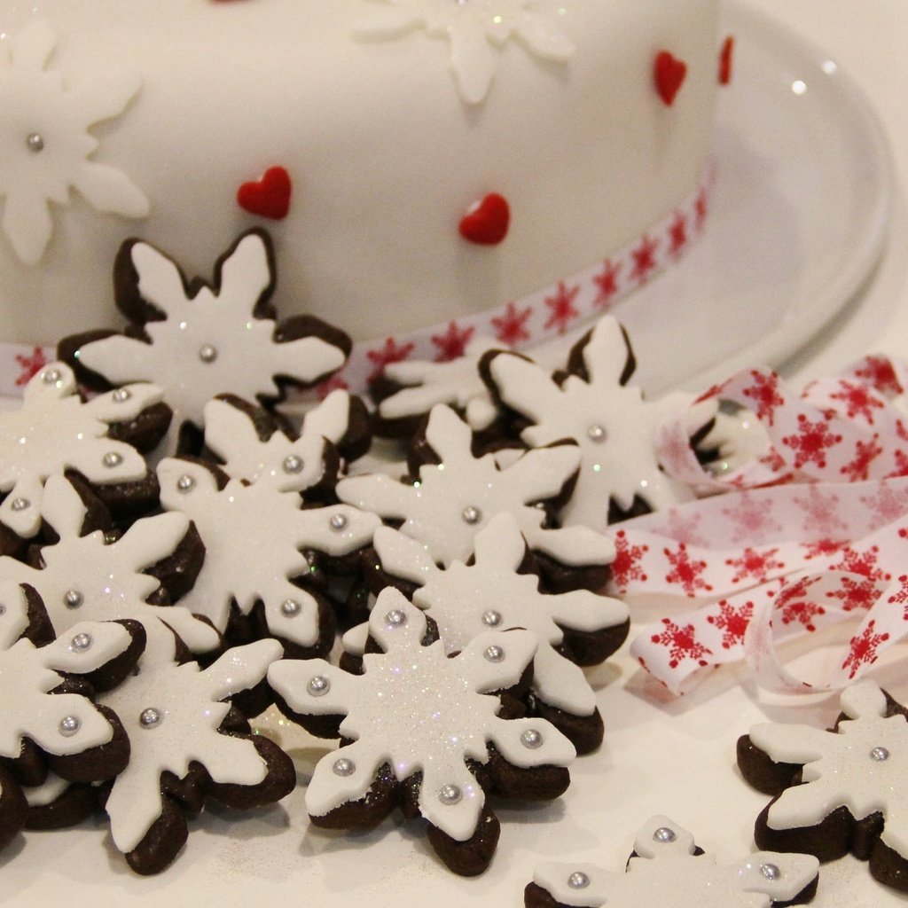 Обои новый год, снежинки, лента, праздник, рождество, печенье, торт, угощение, new year, snowflakes, tape, holiday, christmas, cookies, cake, treat разрешение 2560x1600 Загрузить