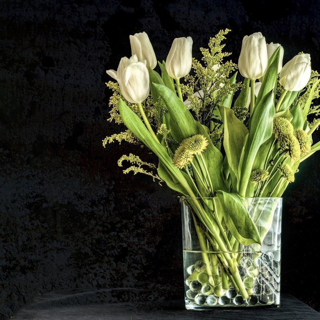 Обои цветы, фон, черный фон, букет, тюльпаны, белые, ваза, flowers, background, black background, bouquet, tulips, white, vase разрешение 3000x2053 Загрузить