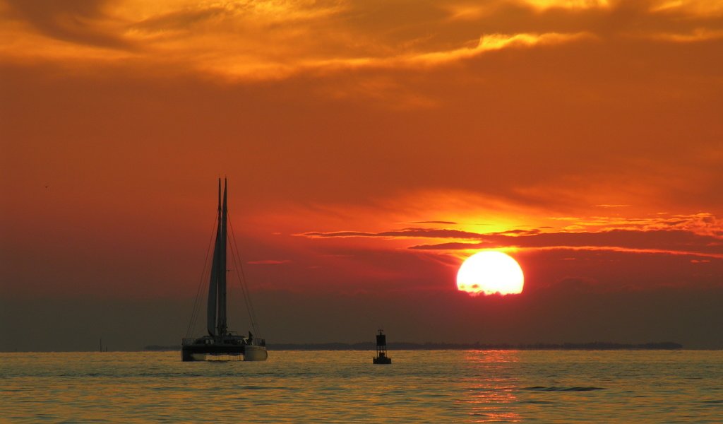 Обои закат, буй, катамаран, sunset, bui, catamaran разрешение 2560x1600 Загрузить