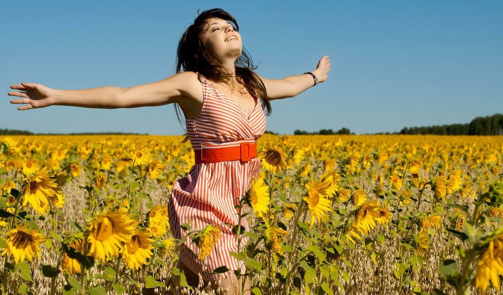 Обои девушка, поле, радость, подсолнухи, girl, field, joy, sunflowers разрешение 1920x1200 Загрузить