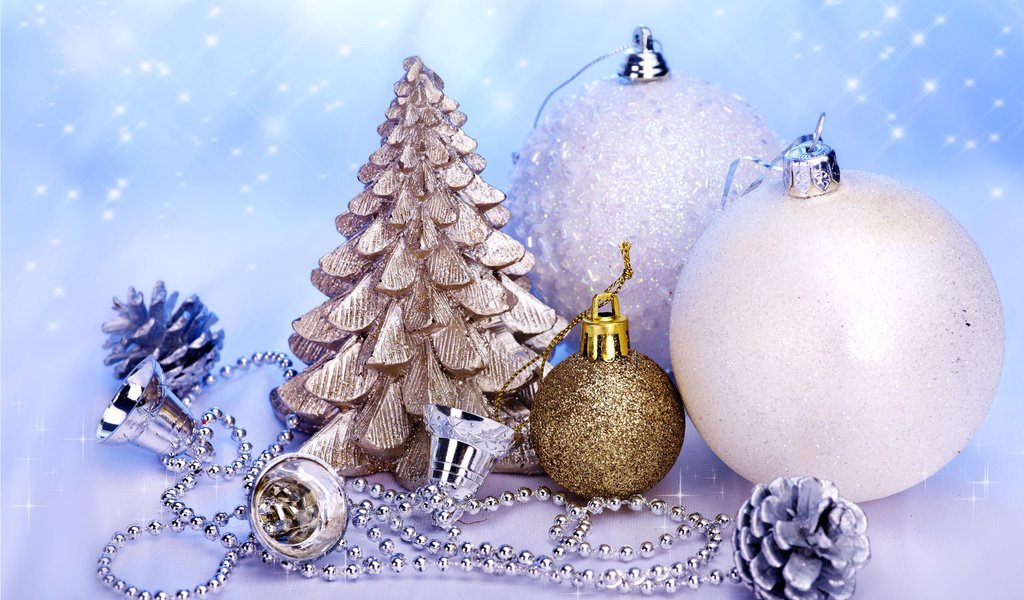 Обои новый год, елка, зима, колокольчик, белые шарики, new year, tree, winter, bell, white balls разрешение 2560x1600 Загрузить
