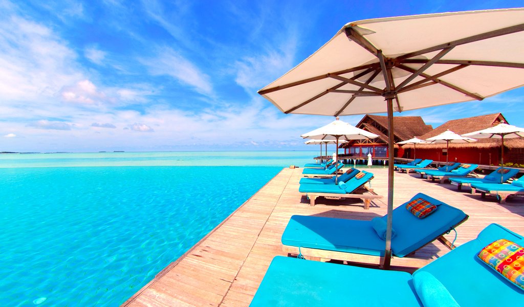 Обои море, курорт, лежаки, тропики, мальдивы, sea, resort, sunbeds, tropics, the maldives разрешение 2835x1625 Загрузить