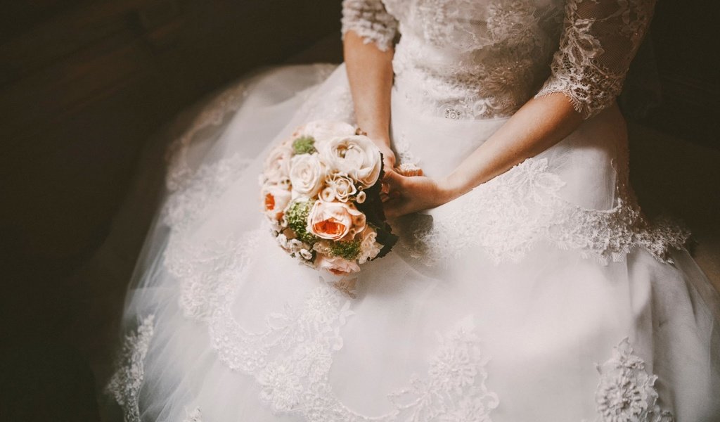 Обои платье, букет, свадьба, невеста, свадебная платье, dress, bouquet, wedding, the bride, wedding dress разрешение 1920x1080 Загрузить