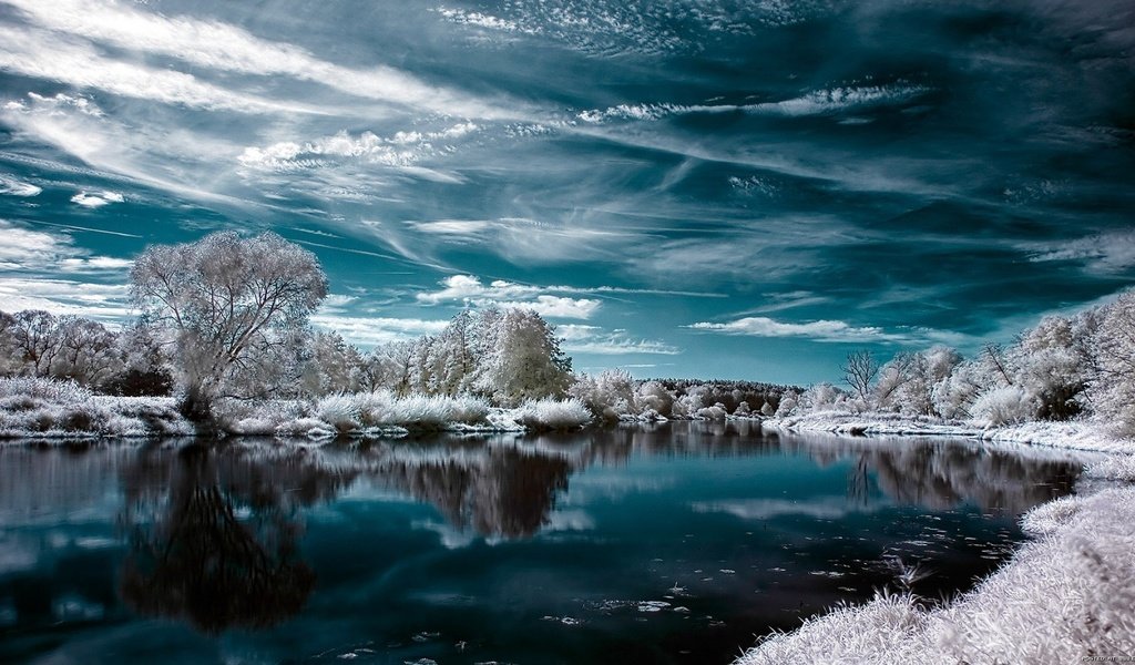 Обои вода, облачное небо, деревья и трава в инее, скоро зима, water, cloudy sky, the grass and the trees in frost, winter is coming разрешение 1920x1080 Загрузить