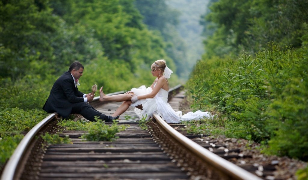 Обои фон, ситуации, свадьба, жених и невеста на рельсах, background, situation, wedding, the bride and groom on the rails разрешение 1920x1080 Загрузить