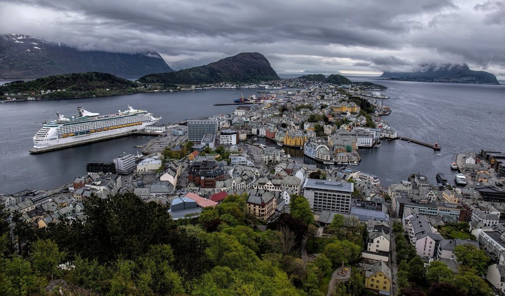 Обои панорама, aalesund, дома, hjørundfjorden, geirangerfjord, здания, олесунн, хьюронд-фьорд, норвегия, лайнер, круиз, фьорды, норвегии, гейрангер-фьорд, ålesund, panorama, home, building, jurong fjord, norway, liner, cruise, fjords разрешение 2048x1373 Загрузить