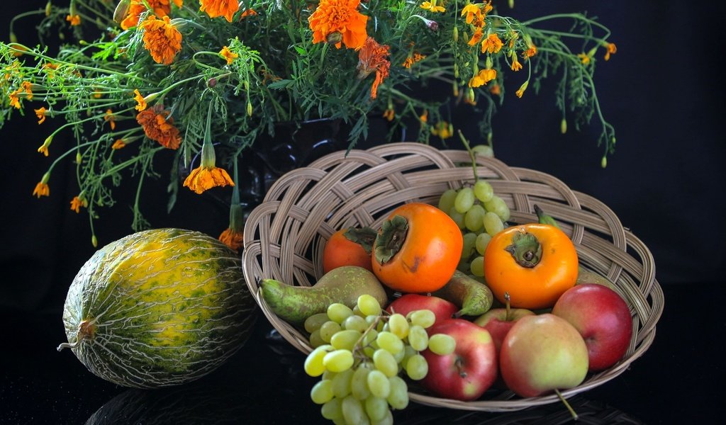 Обои цветы, виноград, фрукты, яблоко, груша, бархатцы, дыня, хурма, flowers, grapes, fruit, apple, pear, marigolds, melon, persimmon разрешение 1920x1186 Загрузить