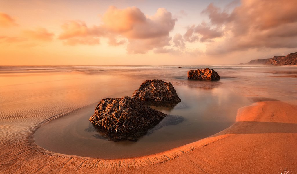 Обои небо, португалия, облака, вода, природа, камни, море, пляж, океан, the sky, portugal, clouds, water, nature, stones, sea, beach, the ocean разрешение 2048x1381 Загрузить