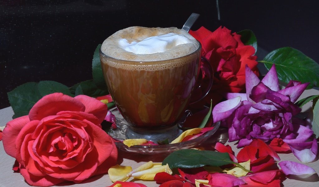 Обои цветы, напиток, розы, лепестки, кофе, пенка, flowers, drink, roses, petals, coffee, foam разрешение 2048x1365 Загрузить