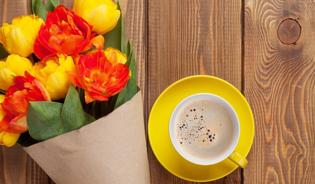 Обои цветы, напиток, кофе, букет, тюльпаны, чашка, пенка, flowers, drink, coffee, bouquet, tulips, cup, foam разрешение 2880x1920 Загрузить
