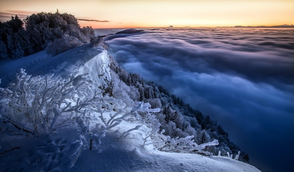 Обои облака, деревья, горы, снег, природа, зима, ветки, кусты, clouds, trees, mountains, snow, nature, winter, branches, the bushes разрешение 2048x1295 Загрузить