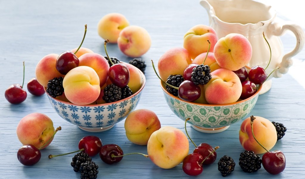 Обои фрукты, ягоды, вишня, посуда, ежевика, абрикосы, fruit, berries, cherry, dishes, blackberry, apricots разрешение 2000x1331 Загрузить