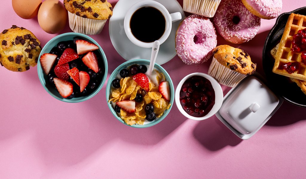 Обои клубника, кофе, ягоды, черника, завтрак, пончики, кексы, strawberry, coffee, berries, blueberries, breakfast, donuts, cupcakes разрешение 5184x3456 Загрузить