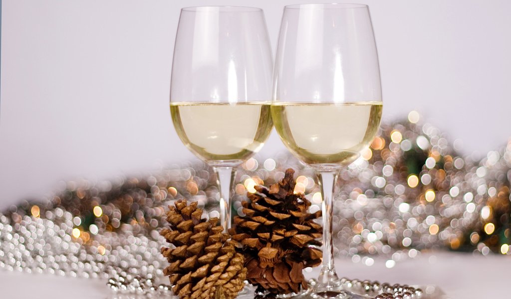 Обои новый год, бусы, бокалы, рождество, шишки, шампанское, new year, beads, glasses, christmas, bumps, champagne разрешение 2880x1800 Загрузить