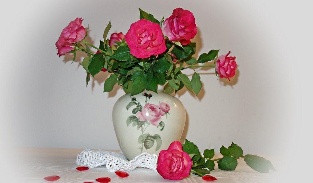 Обои цветы, розы, лепестки, букет, ваза, салфетка, натюрморт, flowers, roses, petals, bouquet, vase, napkin, still life разрешение 1920x1371 Загрузить