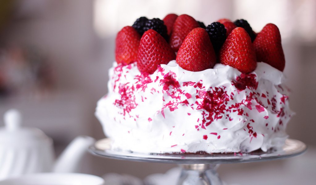 Обои клубника, ягоды, сладкое, торт, десерт, ежевика, крем, strawberry, berries, sweet, cake, dessert, blackberry, cream разрешение 2048x1365 Загрузить