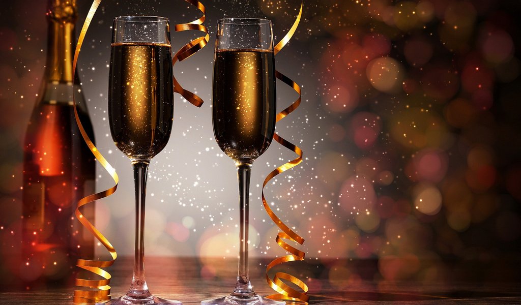 Обои новый год, пузырьки воздуха, искорки, блеск стекла, бутылка, золотой серпантин, бокалы, праздник, шампанское, боке, блики света, new year, air bubbles, sparks, sparkle glass, bottle, golden serpentine, glasses, holiday, champagne, bokeh, reflections of light разрешение 2112x1188 Загрузить