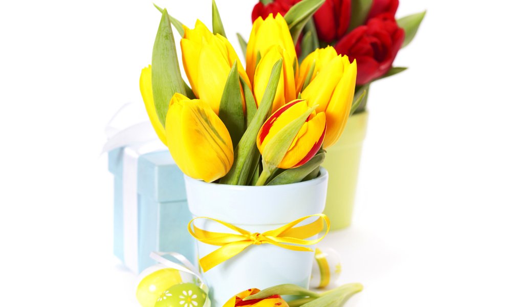Обои цветы, подарки, букет, тюльпаны, ваза, пасха, яйца, бантик, flowers, gifts, bouquet, tulips, vase, easter, eggs, bow разрешение 6000x4800 Загрузить