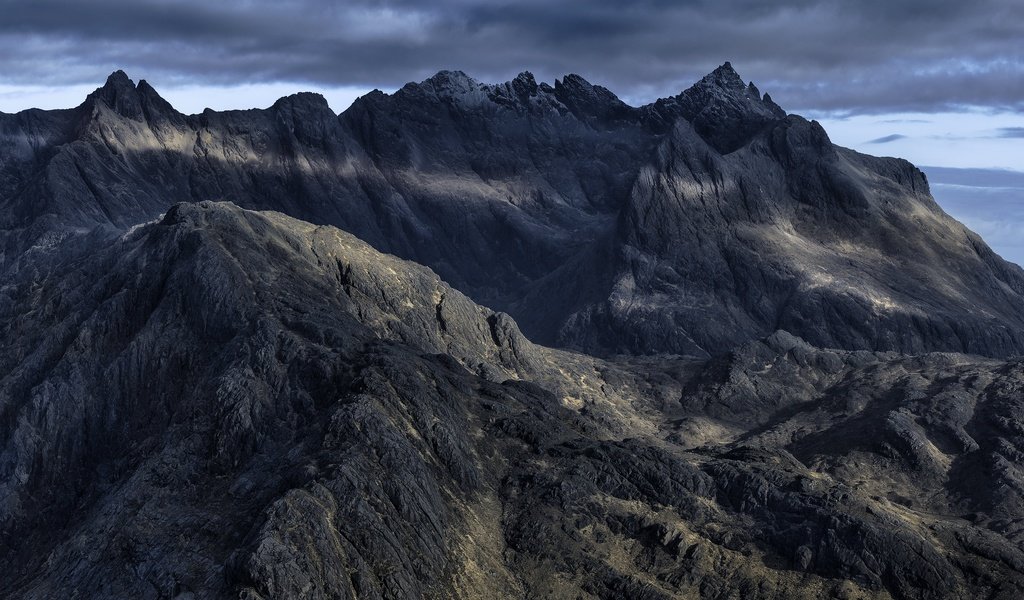 Обои небо, cuillin, горы, скалы, природа, тучи, шотландия, пасмурно, остров скай, the sky, mountains, rocks, nature, clouds, scotland, overcast, isle of skye разрешение 7200x4800 Загрузить