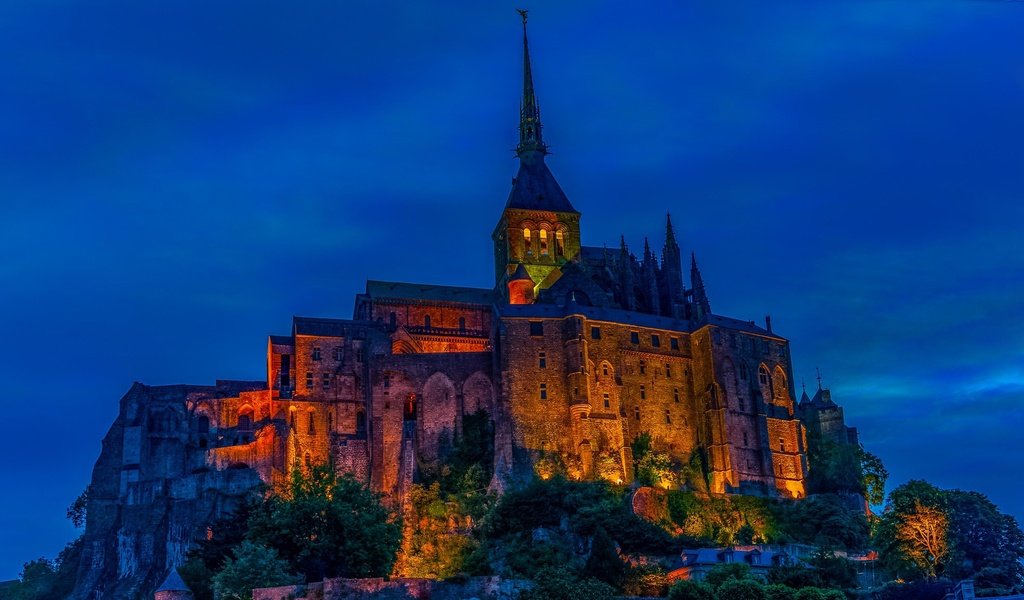 Обои ночь, огни, скала, франция, монастырь, мон-сен-мишель, night, lights, rock, france, the monastery, mont-saint-michel разрешение 2047x1149 Загрузить