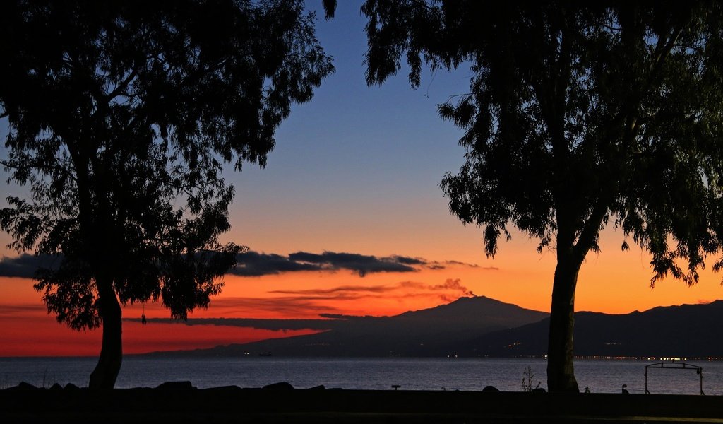 Обои италия, вулкан, зарево, сицилия, этна, italy, the volcano, glow, sicily, etna разрешение 2047x1292 Загрузить