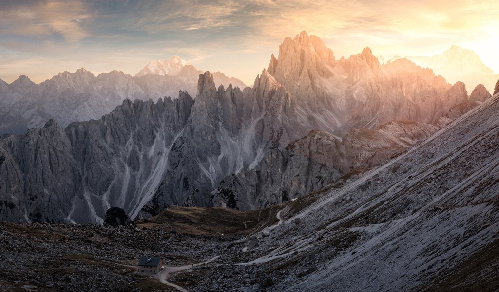 Обои свет, горы, скалы, солнце, утро, вершины, доломиты, light, mountains, rocks, the sun, morning, tops, the dolomites разрешение 3901x2562 Загрузить