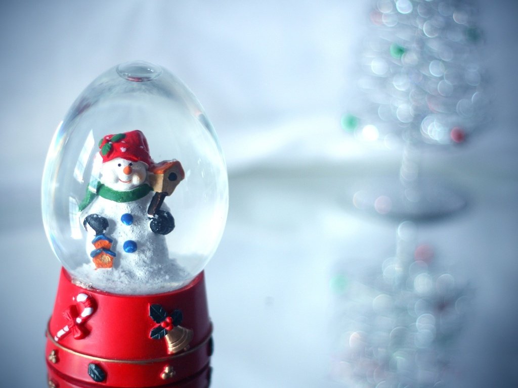 Обои снег, игрушка, снеговик, праздник, стеклянный шар, шарф, снеговик в шаре, snow, toy, snowman, holiday, glass globe, scarf, snowman in the ball разрешение 2560x1600 Загрузить