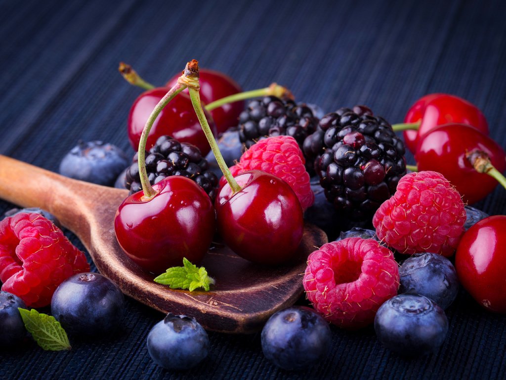 Обои малина, черешня, ягоды, лесные ягоды, черника, ежевика, парное, raspberry, cherry, berries, blueberries, blackberry, fresh разрешение 5472x3648 Загрузить