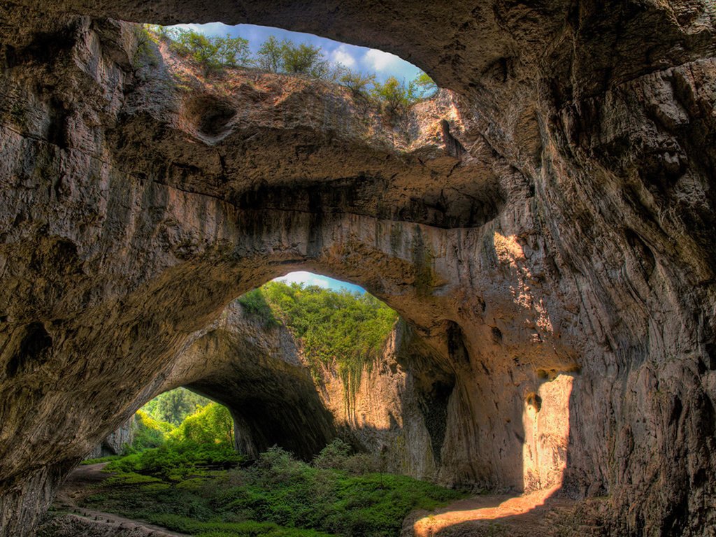 Обои деревья, деветашка пещера, скалы, пейзаж, пещера, скал, деревь, ландшафт, кейв, растительность, болгария, trees, devetashka cave, rocks, landscape, cave, vegetation, bulgaria разрешение 1920x1200 Загрузить